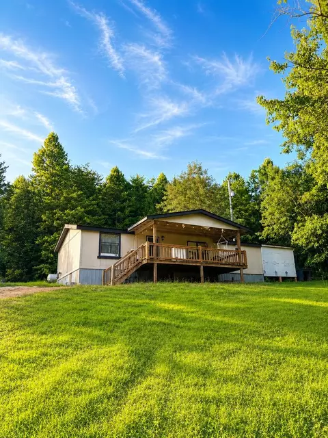 282 Friendly Ln, Mccaysville, GA 30555