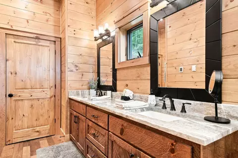 Bath - 1175 Wolfcreek Rd, Murphy, NC 28906 photo 4 of 11