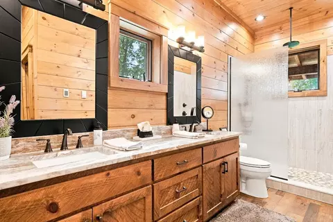 Bath - 1175 Wolfcreek Rd, Murphy, NC 28906 photo 2 of 11