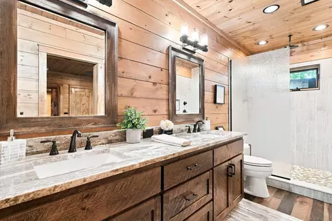 Bath - 1175 Wolfcreek Rd, Murphy, NC 28906 photo 8 of 11