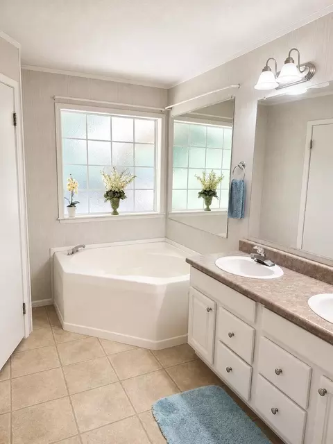 Bath - 350 Bobcat Ln, Warne, NC 28909 photo 2 of 3