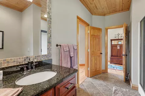 Bath - 575 Longview Dr, Hayesville, NC 28904 photo 2 of 4