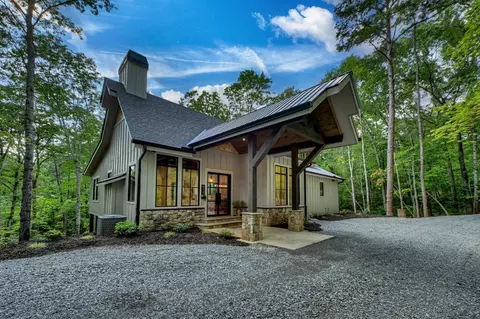412 Mountain Tops Cir, Blue Ridge, GA 30513