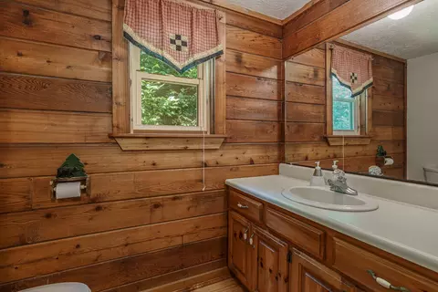 Bath - 525 Beaver Ridge Rd, Murphy, NC 28906 photo 2 of 3
