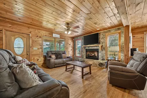 Living - 220 Chat-a-while Ln, Morganton, GA 30560 photo 3 of 4