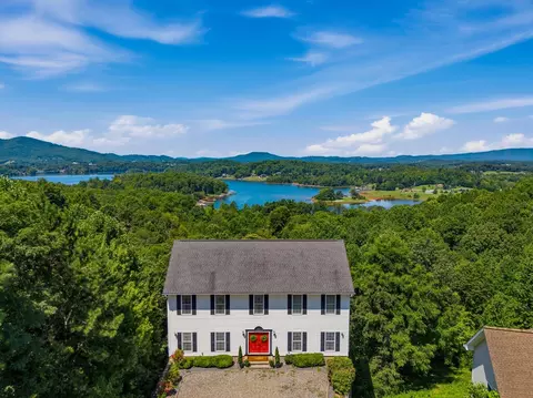 1326 Laurel Ct, Hiawassee, GA 30546
