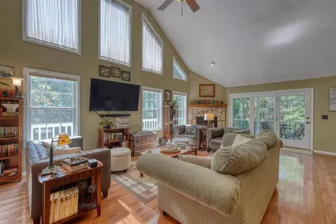 Living - 775 Hillside Dr, Warne, NC 28909 photo 2 of 4