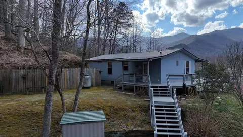 240 Ruby Lake Dr N, Hiawassee, GA 30546