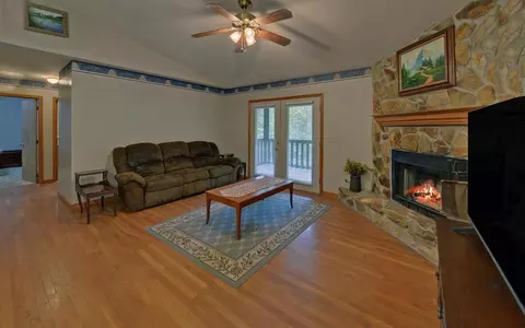 Living - 550 Evans Hollow Rd, Murphy, NC 28906 photo 2 of 2