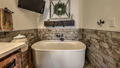 Bath - 100 Little Den Ln, Murphy, NC 28906 photo 2 of 5