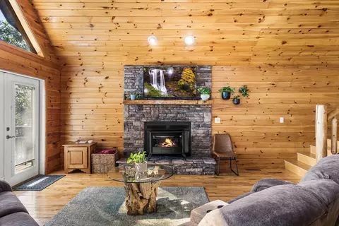 Living - 982 Sierra Cir, Murphy, NC 28906 photo 1 of 3