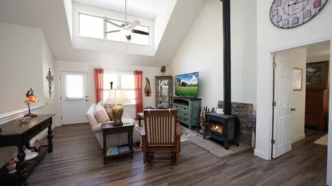 Living - 215 Kirby Ln, Murphy, NC 28906 photo 2 of 7