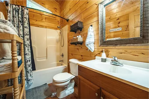 Bath - 220 Moonlight Rdg, Murphy, NC 28906 photo 1 of 2