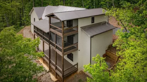 60 Weeks Ln, Ellijay, GA 30540