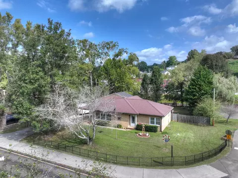 133 E Market St, Mccaysville, GA 30555
