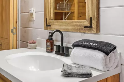 Bath - 31 The Kings Ct, Cherry Log, GA 30522 photo 5 of 5