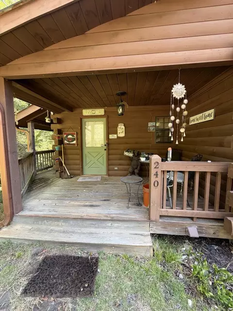 240 Oakwood Trl, Mineral Bluff, GA 30559