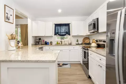 Kitchen - 587 Oak Trce E, Jasper, GA 30143 photo 3 of 5