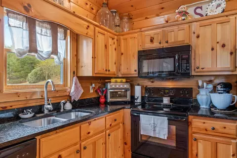 Kitchen - 140 Carolina Fox Cir, Murphy, NC 28906 photo 2 of 3