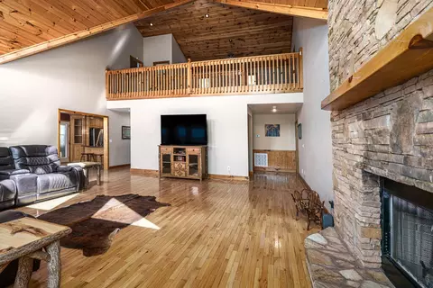Living - 35 Honeysuckle Ln, Murphy, NC 28906 photo 3 of 6