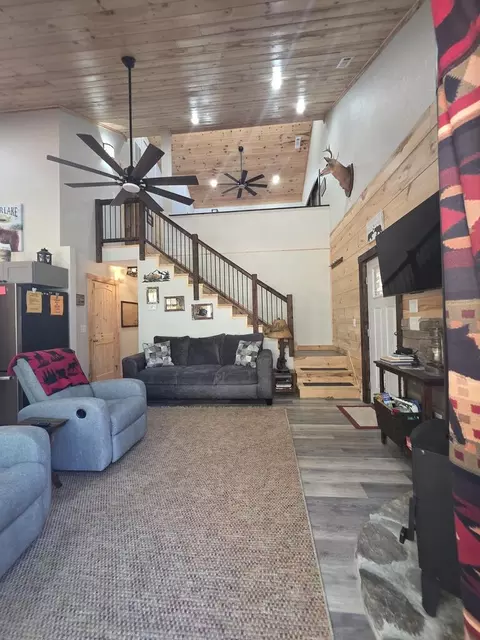 Living - 690 Hiwassee Creek Est, Murphy, NC 28906 photo 3 of 4