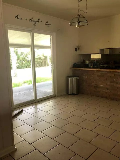 828 E Cherry St, Perry, FL 32347 photo 2