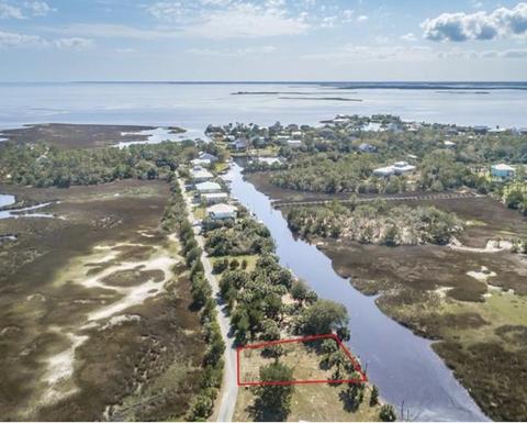 18 Southside Dr, Oyster Bay, FL 32327