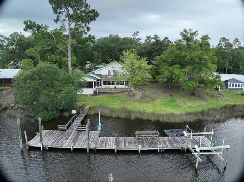 609 Riverview Dr, Carrabelle, FL 32322