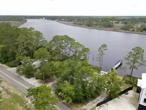 501 Riverview Dr, Carrabelle, FL 32322 photo 1