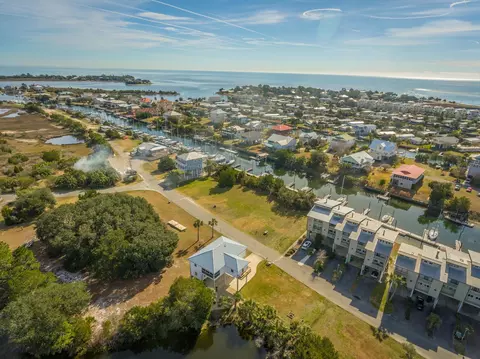 39 Harbour Point Dr, Crawfordville, FL 32327