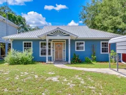 401 NW 12th St, Carrabelle, FL 32322