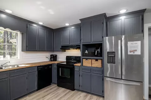 Kitchen - 1419 E Green St, Perry, FL 32347 photo 4 of 4