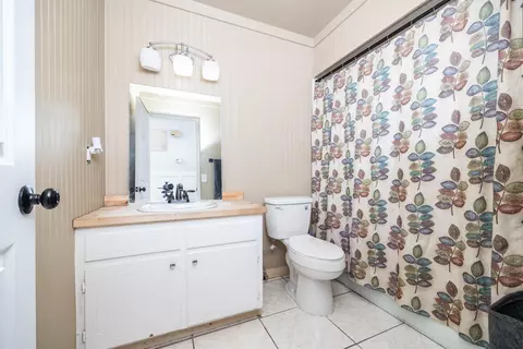 Bath - 1419 E Green St, Perry, FL 32347 photo 2 of 3
