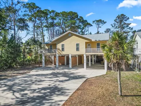 201 NW First St #B, Steinhatchee, FL 32359