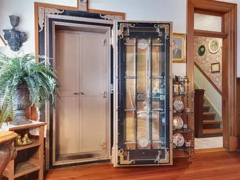 Entry Way - 1407 W Main St, Perry, FL 32347 photo 2 of 2