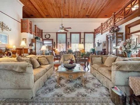 Living - 1407 W Main St, Perry, FL 32347 photo 2 of 8