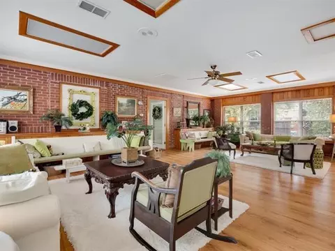 Living - 1407 W Main St, Perry, FL 32347 photo 4 of 8