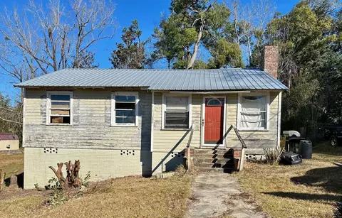 36 W Barnes Ave, Chattahoochee, FL 32324