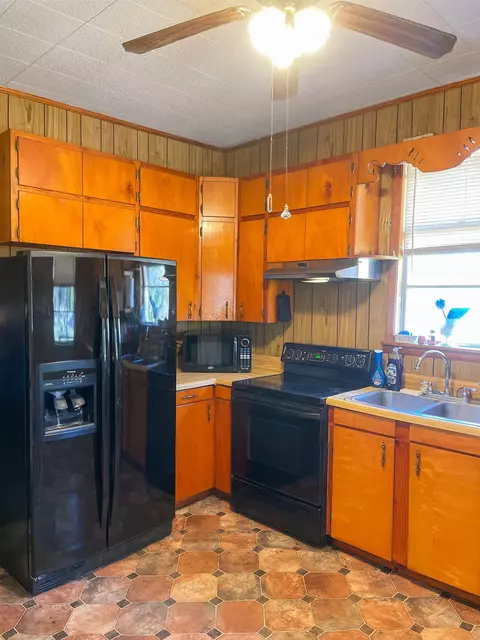 Kitchen - 2973 Ward Rd, Perry, FL 32348 photo 2 of 3