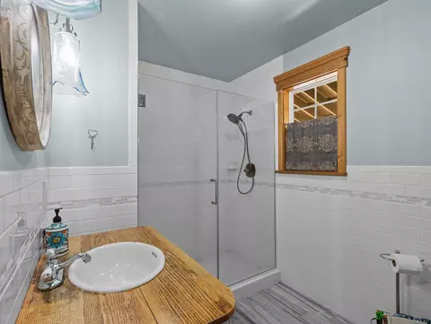 Bath - 1720 NE Cedar St, Steinhatchee, FL 32359 photo 2 of 5