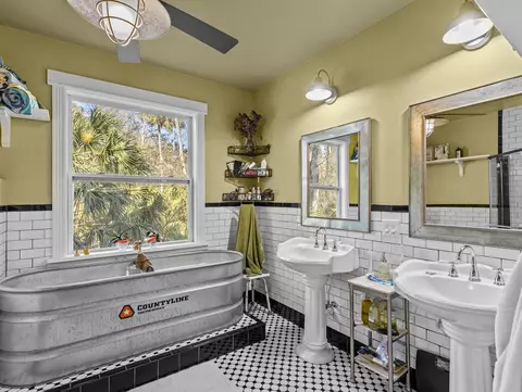 Bath - 1720 NE Cedar St, Steinhatchee, FL 32359 photo 3 of 5