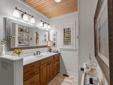Bath - 1710 SE First Ave, Steinhatchee, FL 32359 photo 2 of 5