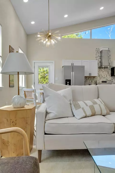 Living - 518 Thomas St, Quincy, FL 32351 photo 4 of 5