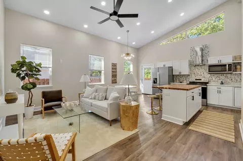 Living - 518 Thomas St, Quincy, FL 32351 photo 1 of 5
