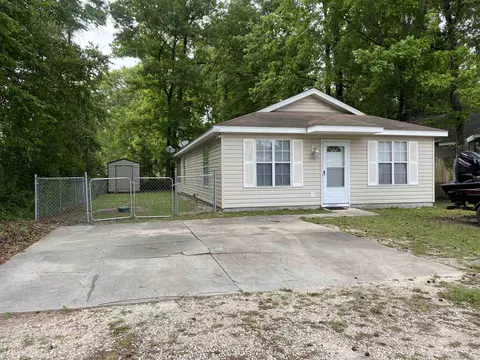 104 Navajo Trl, Crawfordville, FL 32327