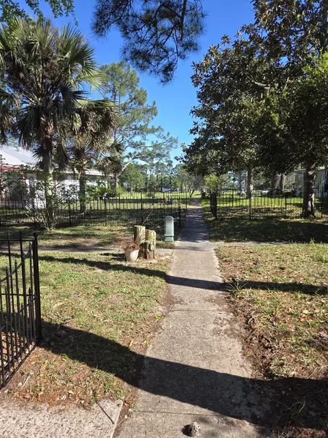 Exterior - 50 Pine St # -2, Lanark Village, FL 32323 photo 5 of 10