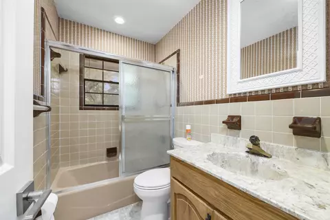 Bath - 444 SE Bisbee Loop, Lee, FL 32059 photo 2 of 4