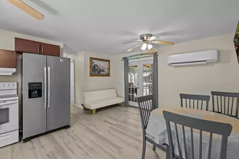 Dining - 207 SE Ninth St, Steinhatchee, FL 32359 photo 1 of 2