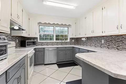 Kitchen - 610 Plantation Rd, Perry, FL 32348 photo 2 of 3