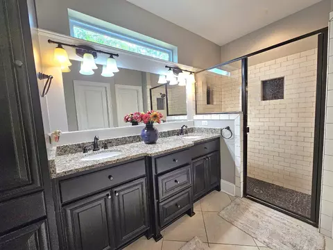 Bath - 5876 Bascom Dr, Tallahassee, FL 32309 photo 2 of 5